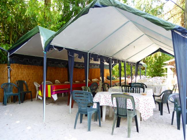 Tables sous les tonnelles